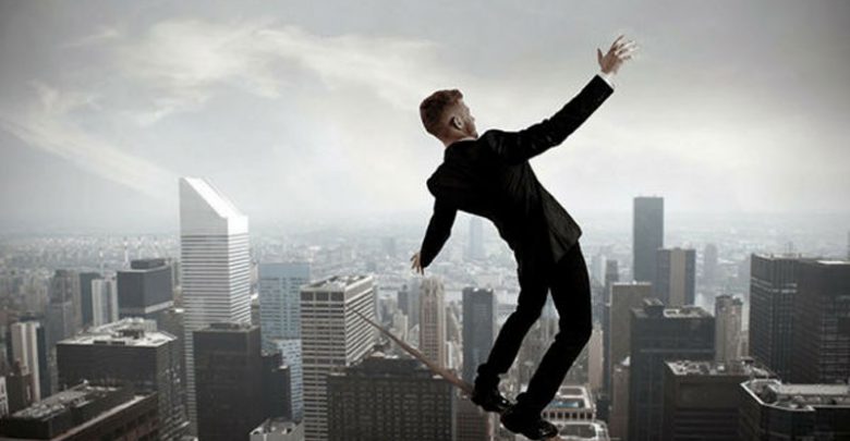 مدیری در حال بند بازی